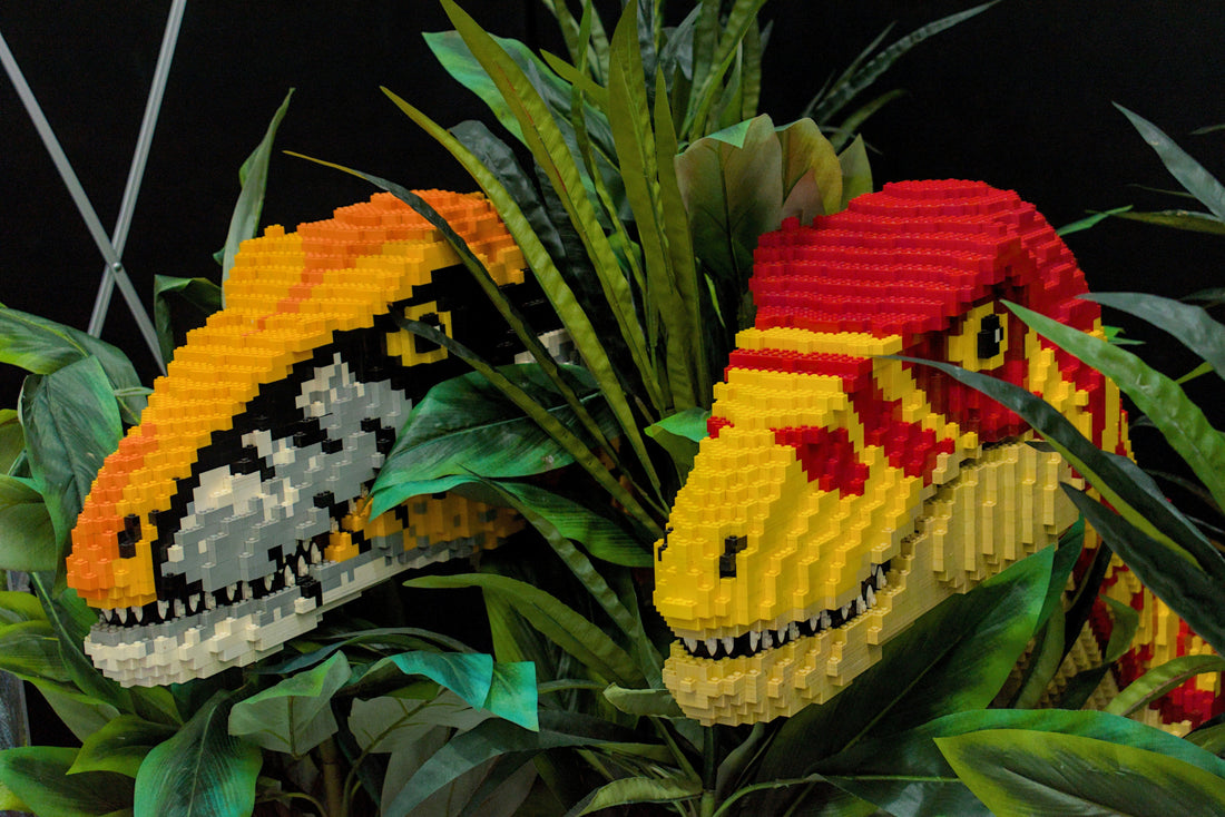 Due teste di dinosauri in mattoncini sfusi tra le piante, perfette per costruire MOC creativi