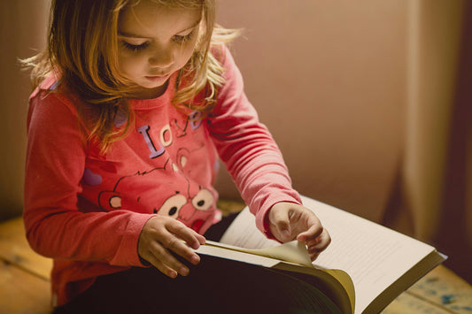 bambina concentrata