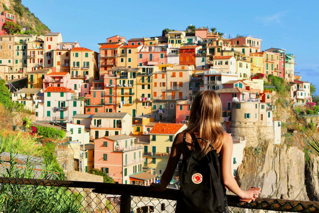 Vista di case colorate a Manarola, Cinque Terre, rappresentative del Made in Italy.