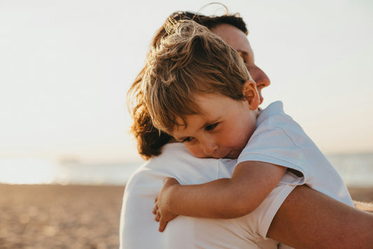 bambino che abbraccia la sua mamma